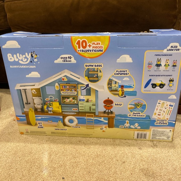 Bluey's Beach Cabin Playset with Exclusive Figure and 10 Play Pieces - Picture 4 of 4